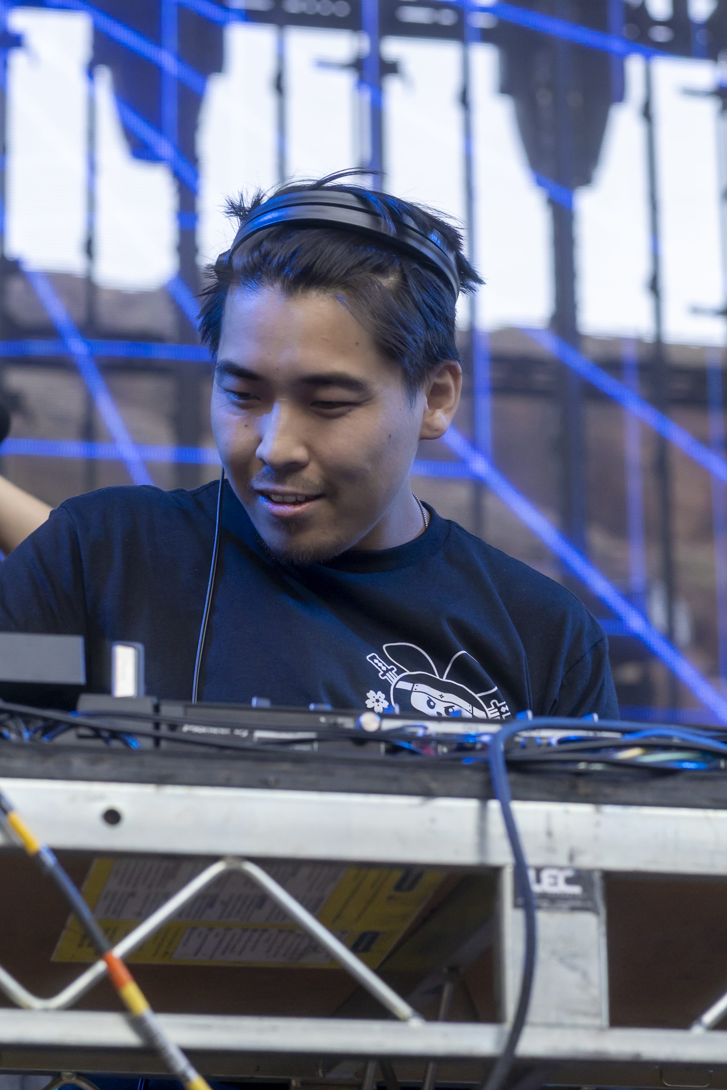 Taiki Nulight dropping bass-heavy beats at Deadrocks XI Red Rocks show