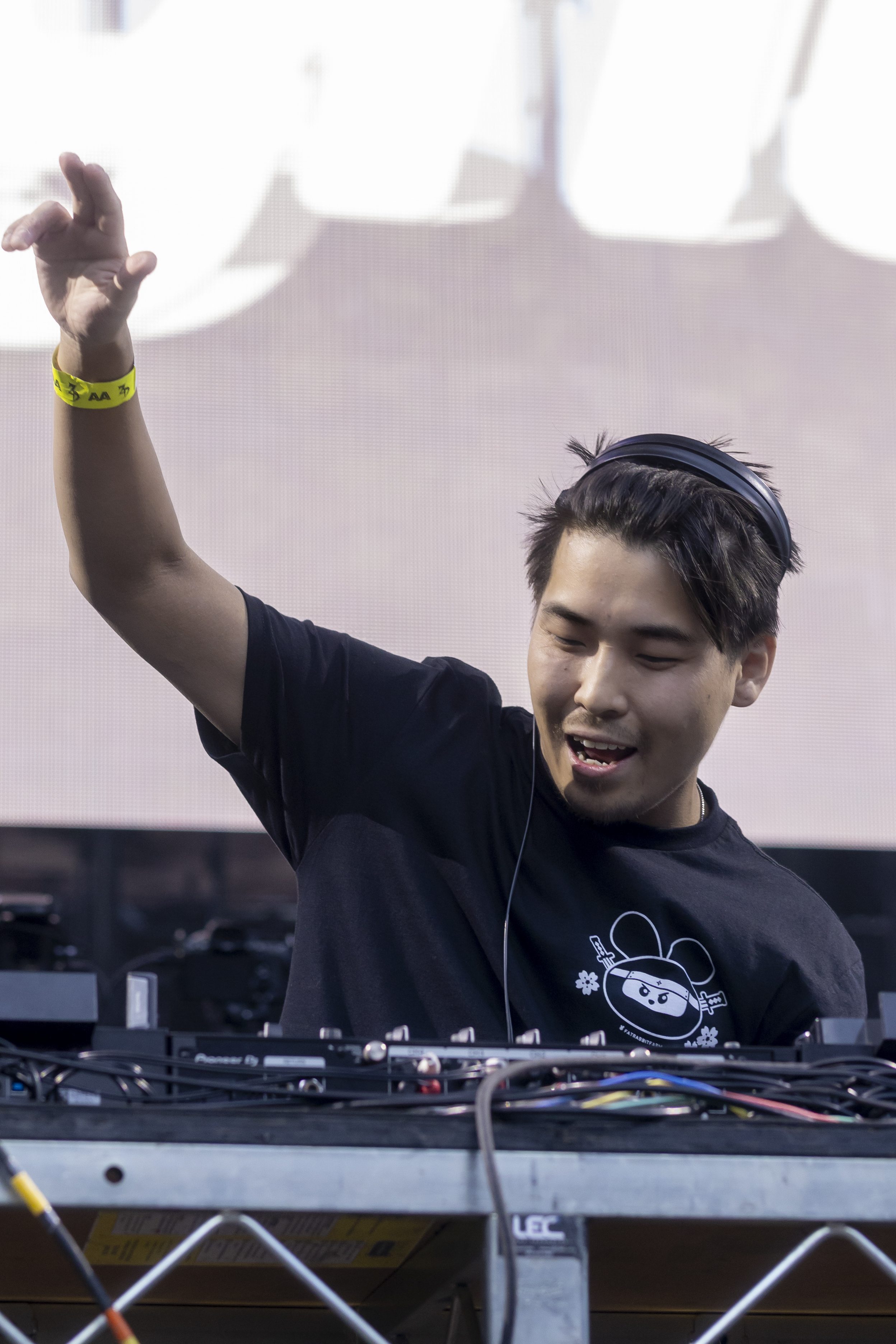 Taiki Nulight dropping bass-heavy beats at Deadrocks XI Red Rocks show