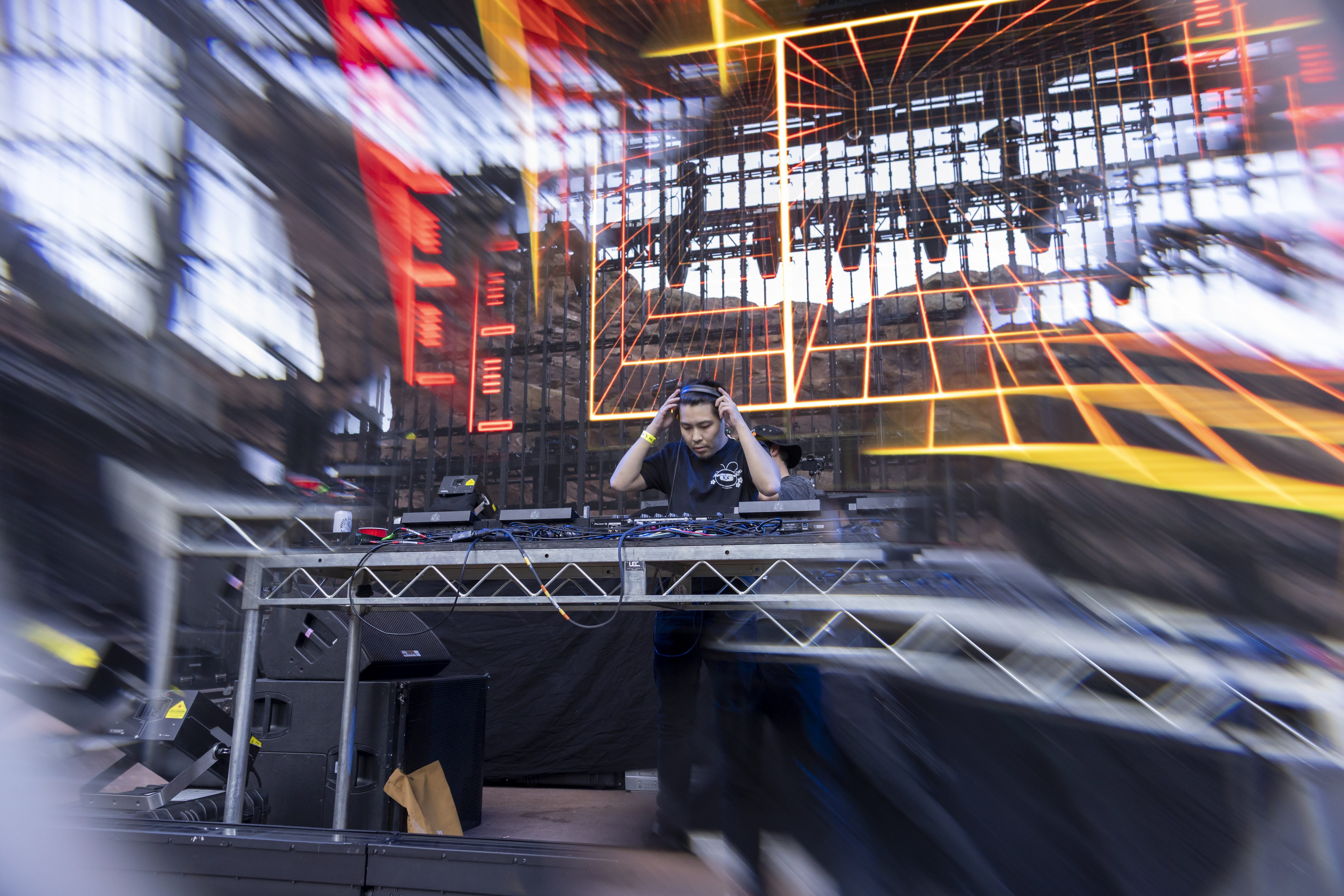 Taiki Nulight dropping bass-heavy beats at Deadrocks XI Red Rocks show