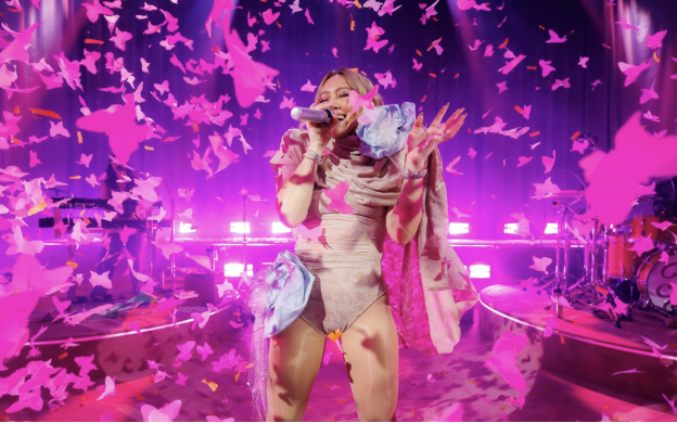 Hilary Duff makes her live comeback