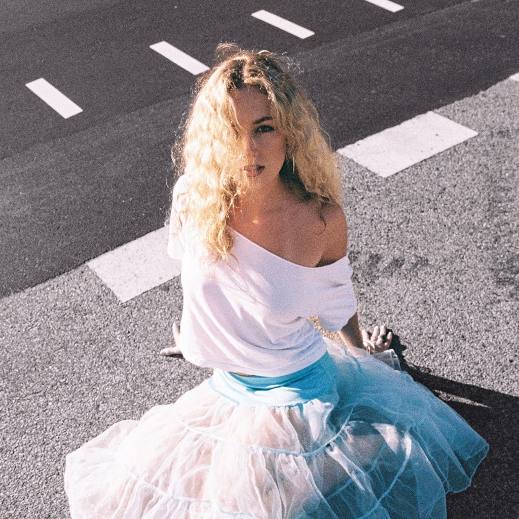 Laura Adeline releases “Acquainted”