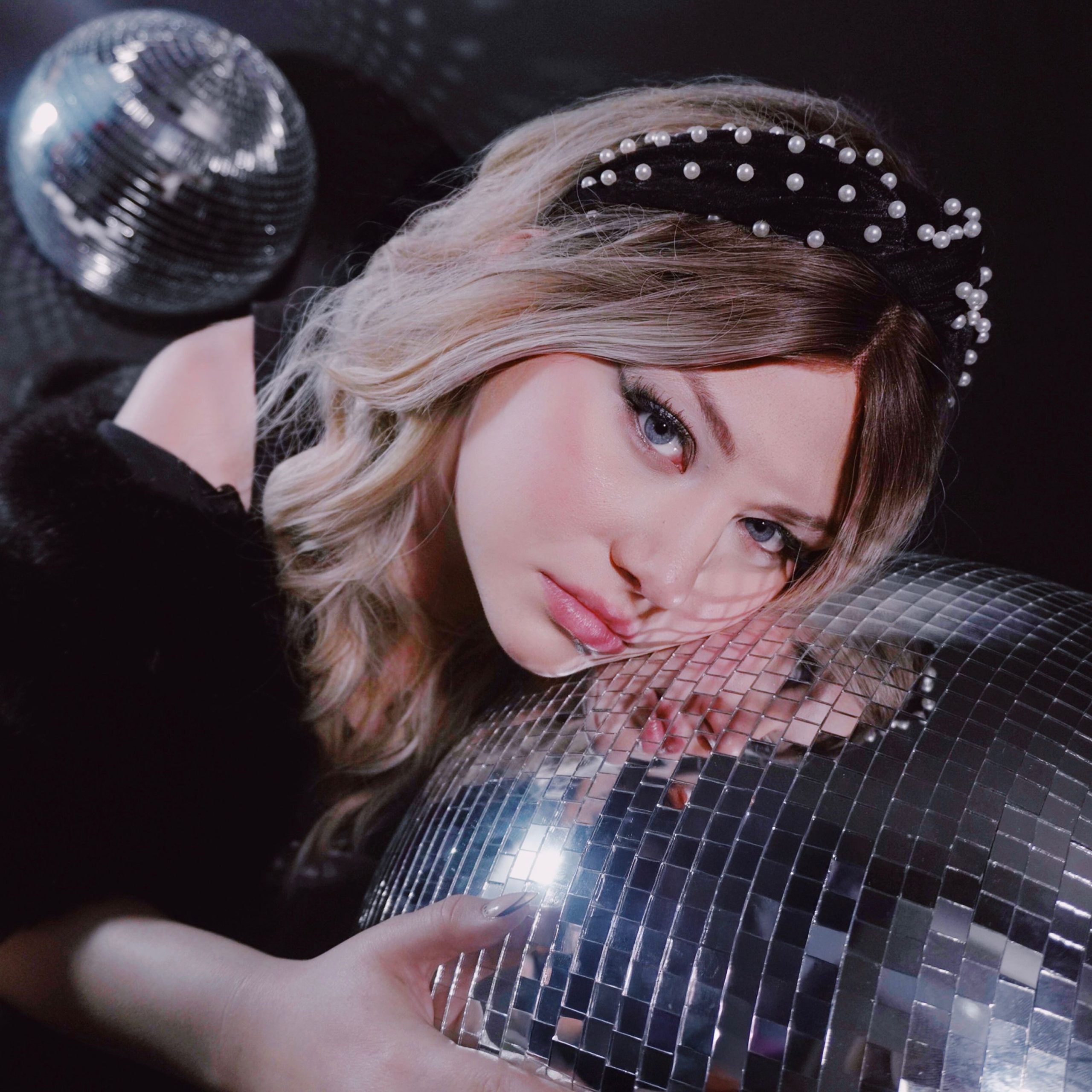 Ann@lise releases an ethereal single “Party Girl”