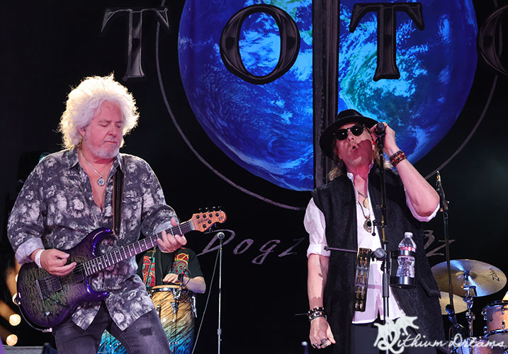 Toto rides like the wind into Albuquerque Monday night